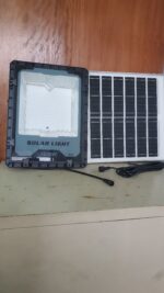 Le projecteur solaire 1000W offre un éclairage très puissant, autonome et économique, idéal pour sécuriser et illuminer de grands espaces sans électricité.