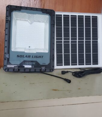 Le projecteur solaire 1000W offre un éclairage très puissant, autonome et économique, idéal pour sécuriser et illuminer de grands espaces sans électricité.
