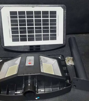 Le lampadaire solaire double face 300W offre un éclairage ultra-performant et intelligent, idéal pour couvrir de grands espaces grâce à son système bidirectionnel.