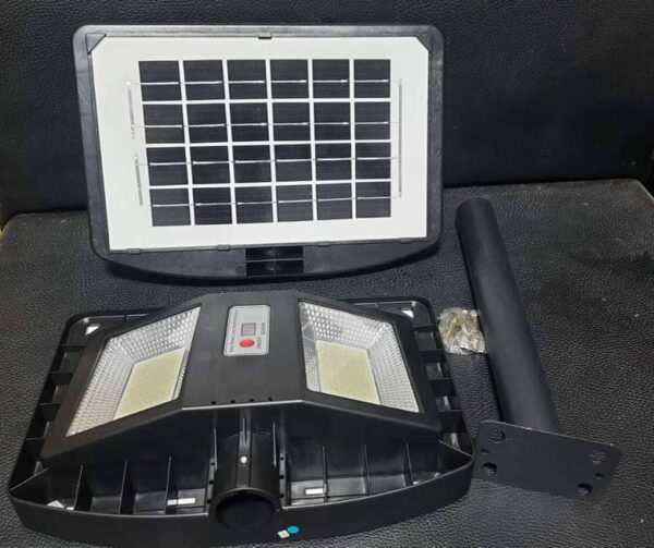 Le lampadaire solaire double face 300W offre un éclairage ultra-performant et intelligent, idéal pour couvrir de grands espaces grâce à son système bidirectionnel.